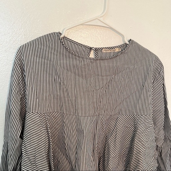 Heart Hips Cropped Loose Blouse Gray White Stripes - Picture 3 of 9
